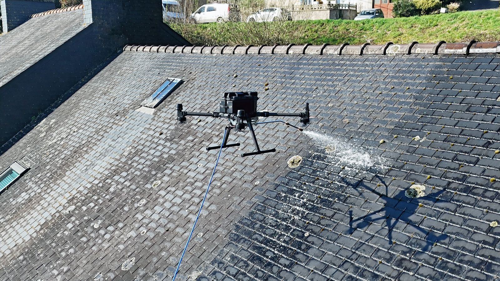 Drone pulvérisant un traitement sur une toiture en ardoise